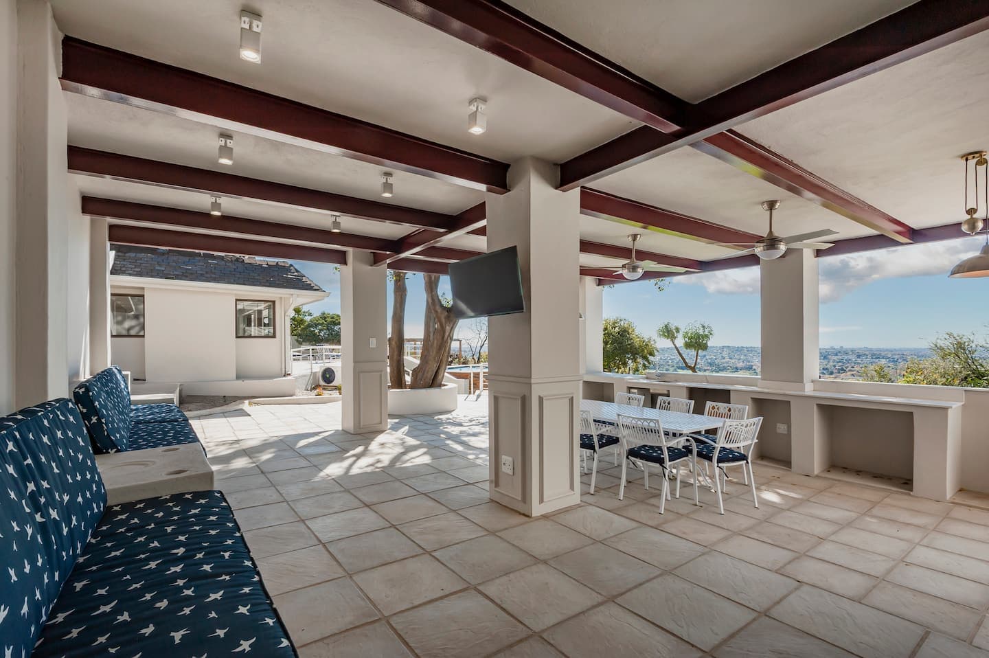 Covered patio with outdoor dining